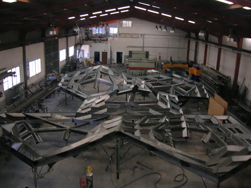 Estructura metálica en fabricación en el taller