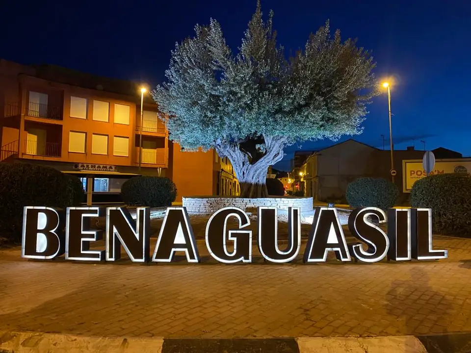 Letras de BENAGUASIL iluminadas de noche, diseñadas, fabricadas y lacadas por Lluquet