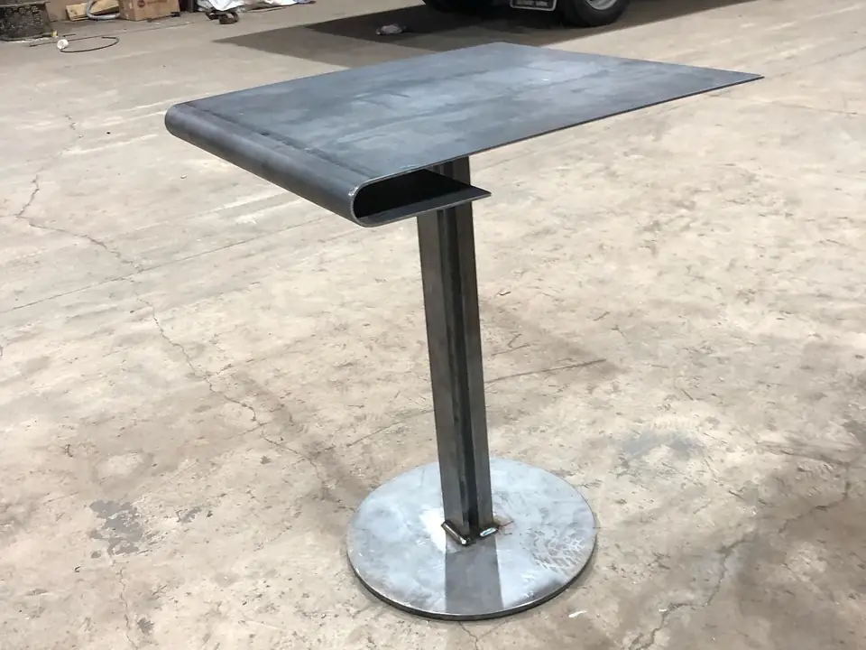 Pie de mesa de acero (Lluquet, Benaguasil)