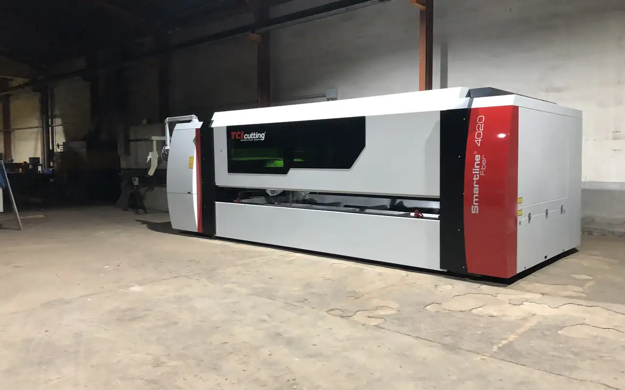 Máquina de corte por láser de fibra en el taller de Cerrajería Lluquet