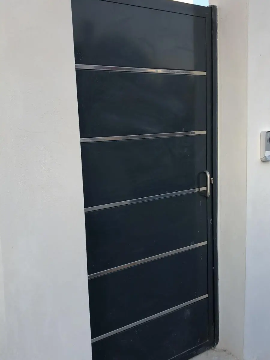 Puerta metálica de lamas fabricada a medida