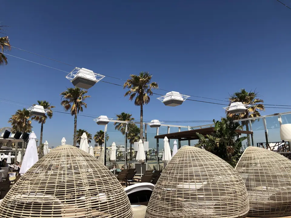 Parasoles terminados en la terraza (Lluquet, Benaguasil)